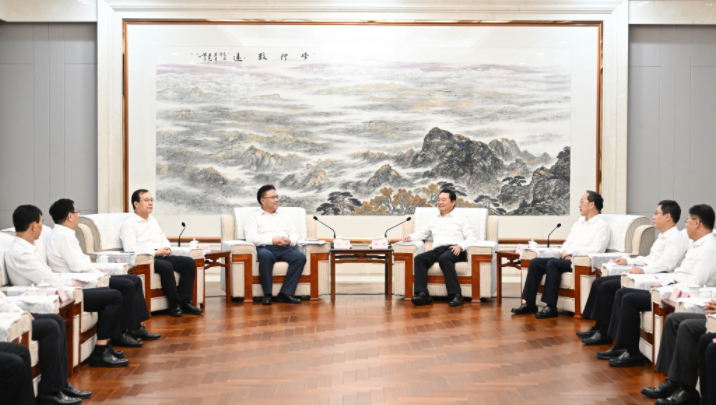 領(lǐng)導(dǎo)班子成員在沈陽(yáng)拜會(huì)遼寧省委書(shū)記、省人大常委會(huì)主任郝鵬，省委副書(shū)記、省長(zhǎng)李樂(lè)成